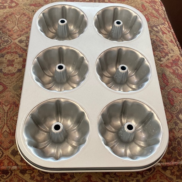 Pampered Chef Mini Bundt pan - Picture 2 of 6